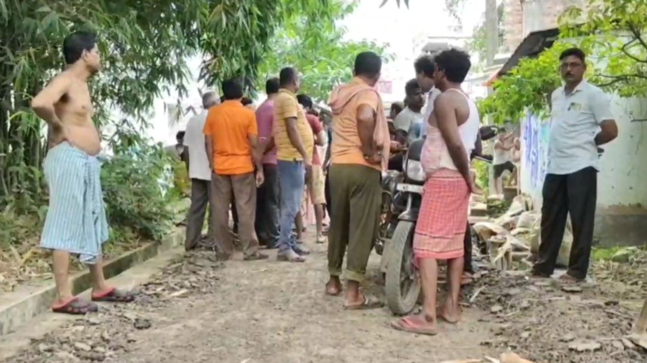 Ramjibanpur: ২৪ লক্ষ টাকার কাজ, পুরসভার অস্থায়ী কর্মীকে দিয়ে করাচ্ছে? রামজীবনপুরে হইচই Ramjibanpur: ২৪ লক্ষ টাকার কাজ, পুরসভার অস্থায়ী কর্মীকে দিয়ে করাচ্ছে? রামজীবনপুরে হইচই