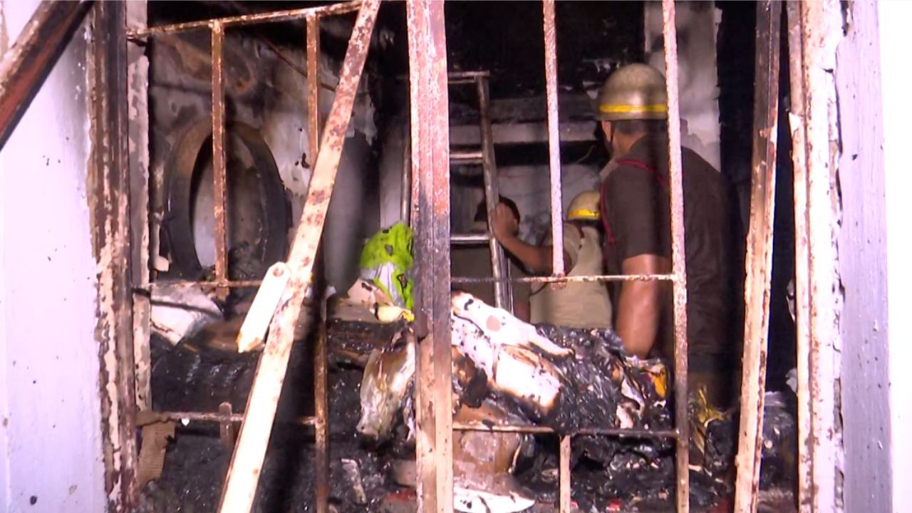 Fire: যোধপুর পার্কে ডমিনোজ় পিৎজার গোডাউনে আগুন, আতঙ্কে এলাকাবাসী Fire: যোধপুর পার্কে ডমিনোজ় পিৎজার গোডাউনে আগুন, আতঙ্কে এলাকাবাসী