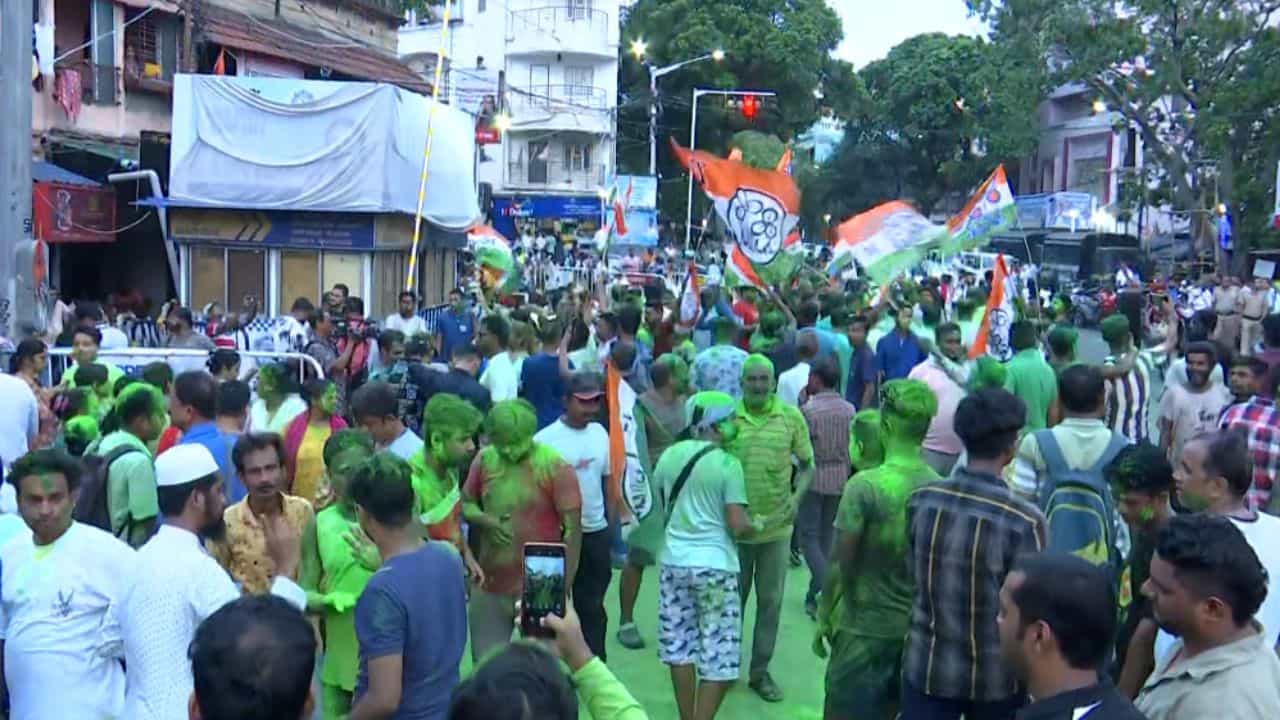 TMC: বাংলাজুড়ে সবুজ ঝড়, কোন অঙ্কে খেলা ঘুরল এ রাজ্যে? TMC: বাংলাজুড়ে সবুজ ঝড়, কোন অঙ্কে খেলা ঘুরল এ রাজ্যে?