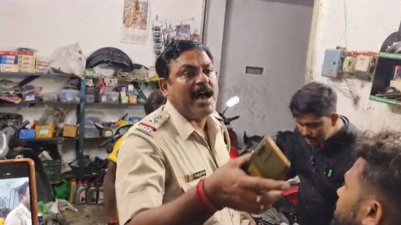 Ashoke Nagar: ছেলেধরা ঘুরছে পাড়ায়, রটতেই অশোকনগরে তুলকালাম! আক্রান্ত পুলিশও Ashoke Nagar: ছেলেধরা ঘুরছে পাড়ায়, রটতেই অশোকনগরে তুলকালাম! আক্রান্ত পুলিশও