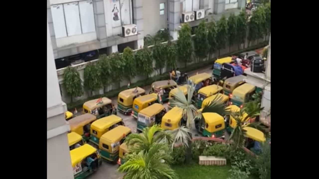 VIDEO: তৃণমূলের বিরুদ্ধে ভোট বলেই উল্টোডাঙার আবাসনে অটো-মিছিল? ববি শুনেই বললেন... VIDEO: তৃণমূলের বিরুদ্ধে ভোট বলেই উল্টোডাঙার আবাসনে অটো-মিছিল? ববি শুনেই বললেন...