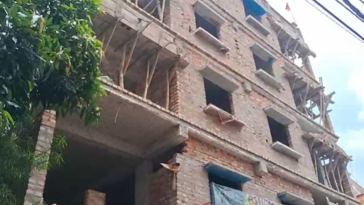 Illegal Construction: ইচ্ছামতো ফ্ল্যাট তুলছে প্রোমোটার, ৭ দিন সময় দিল পুরসভা Illegal Construction: ইচ্ছামতো ফ্ল্যাট তুলছে প্রোমোটার, ৭ দিন সময় দিল পুরসভা