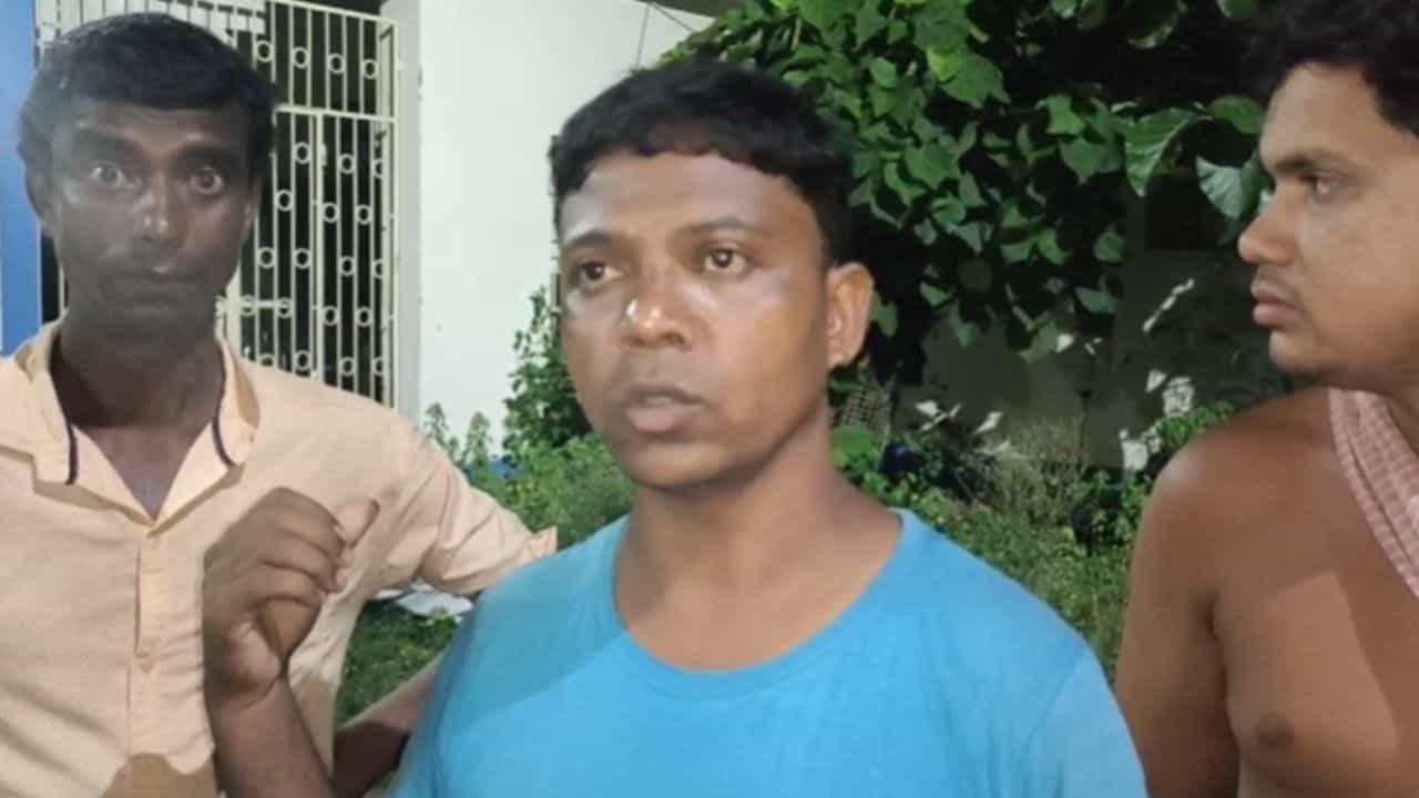Lightning Death: মর্মান্তিক! হঠাৎ বাজ পড়া শুরু, মাঠেই মৃত্যু যুবকের Lightning Death: মর্মান্তিক! হঠাৎ বাজ পড়া শুরু, মাঠেই মৃত্যু যুবকের