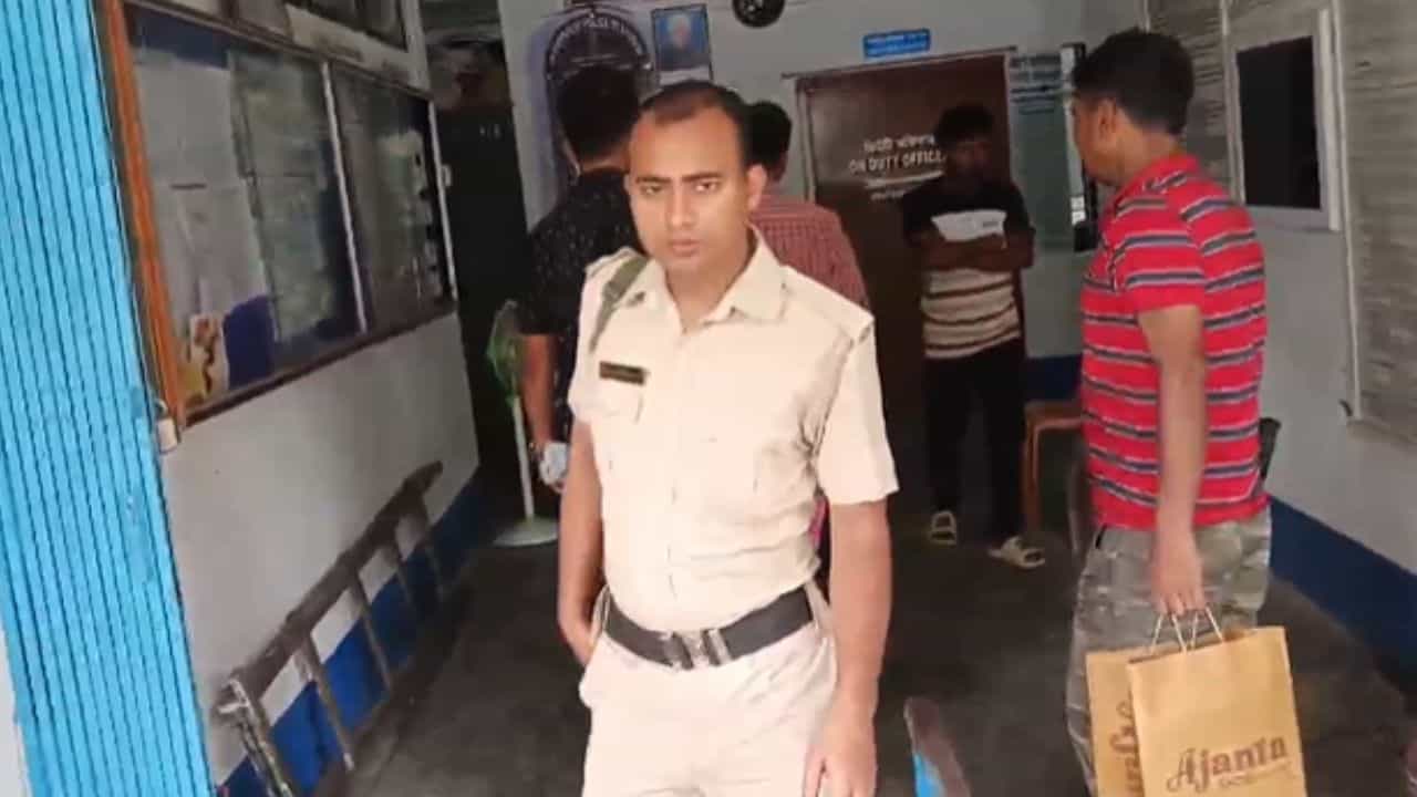 Dhupguri: ভরা বাজারে সিআইডির টিম, তিনজনকে তুলে নিয়ে গেল থানায় Dhupguri: ভরা বাজারে সিআইডির টিম, তিনজনকে তুলে নিয়ে গেল থানায়