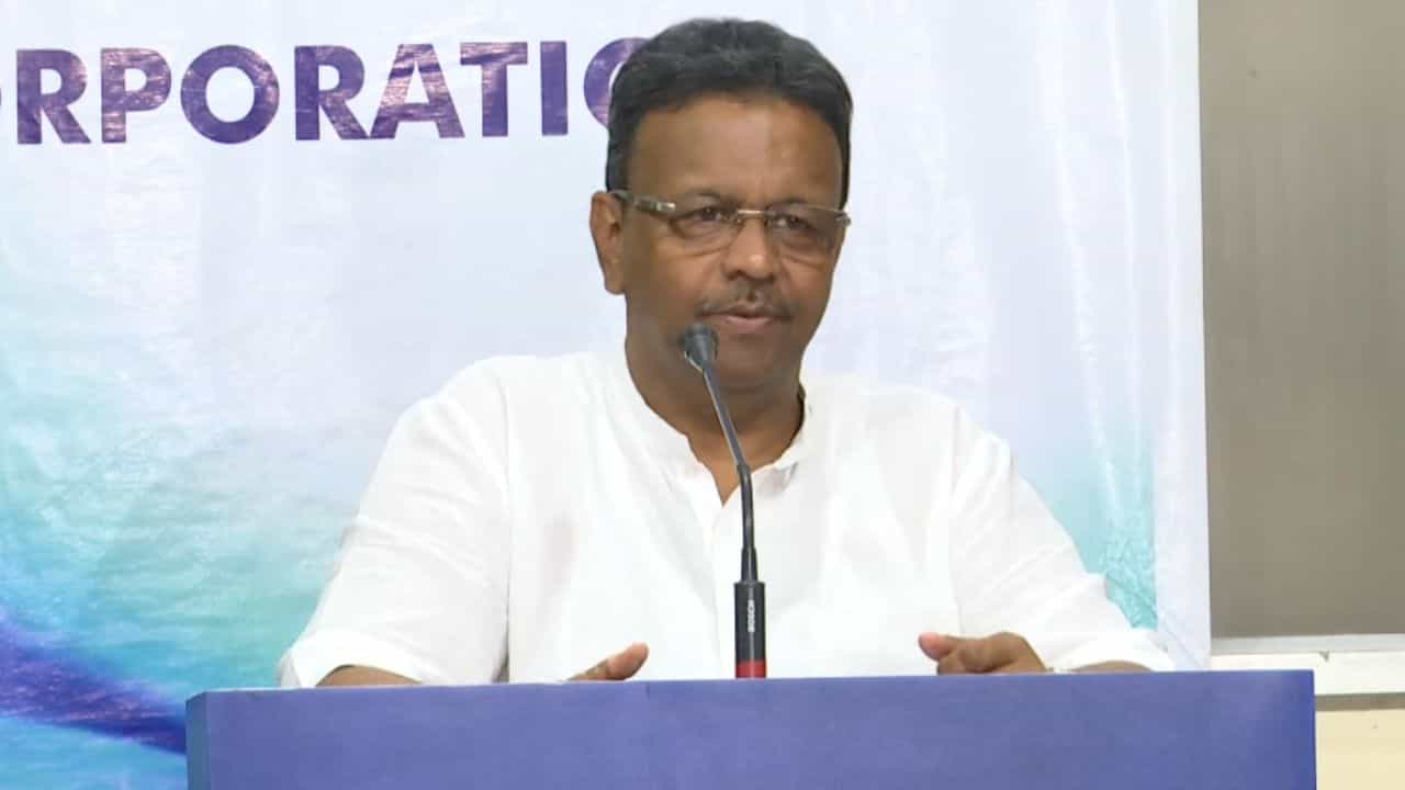 Firhad Hakim: 'বেকার ছেলেরা হকারি করবেন, কিন্তু তার মানেই...', কড়া বার্তা ফিরহাদের Firhad Hakim: 'বেকার ছেলেরা হকারি করবেন, কিন্তু তার মানেই...', কড়া বার্তা ফিরহাদের
