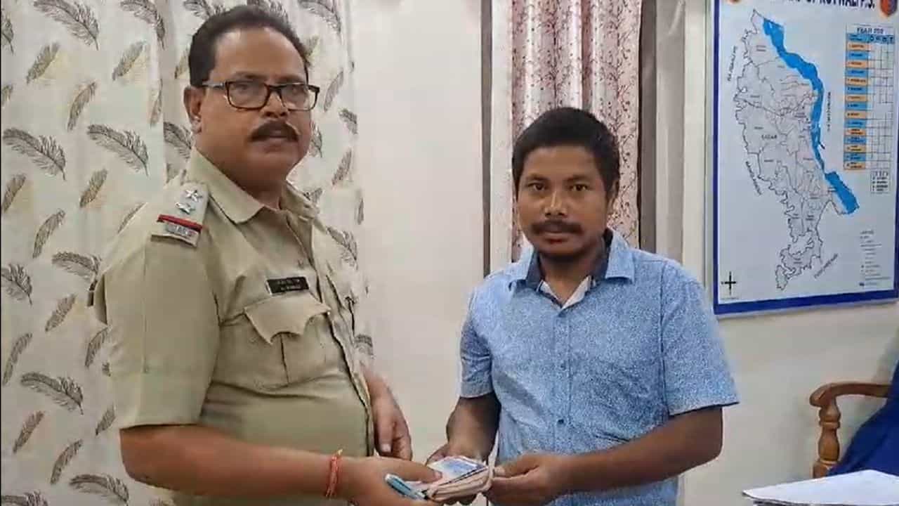Jalpaiguri: টোটোতে টাকা-গয়না ভর্তি ব্যাগ দেখেই থানায় ছুটলেন জলপাইগুড়ির গৌরাঙ্গ Jalpaiguri: টোটোতে টাকা-গয়না ভর্তি ব্যাগ দেখেই থানায় ছুটলেন জলপাইগুড়ির গৌরাঙ্গ