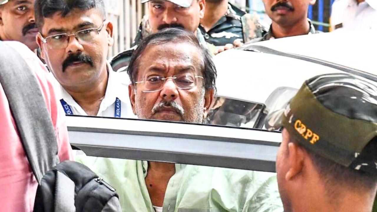 Ration Scam: ১০ হাজার কোটির দুর্নীতি রেশনে, বালুর পর এবার আরও বড় নাম উঠে আসতে চলেছে? Ration Scam: ১০ হাজার কোটির দুর্নীতি রেশনে, বালুর পর এবার আরও বড় নাম উঠে আসতে চলেছে?