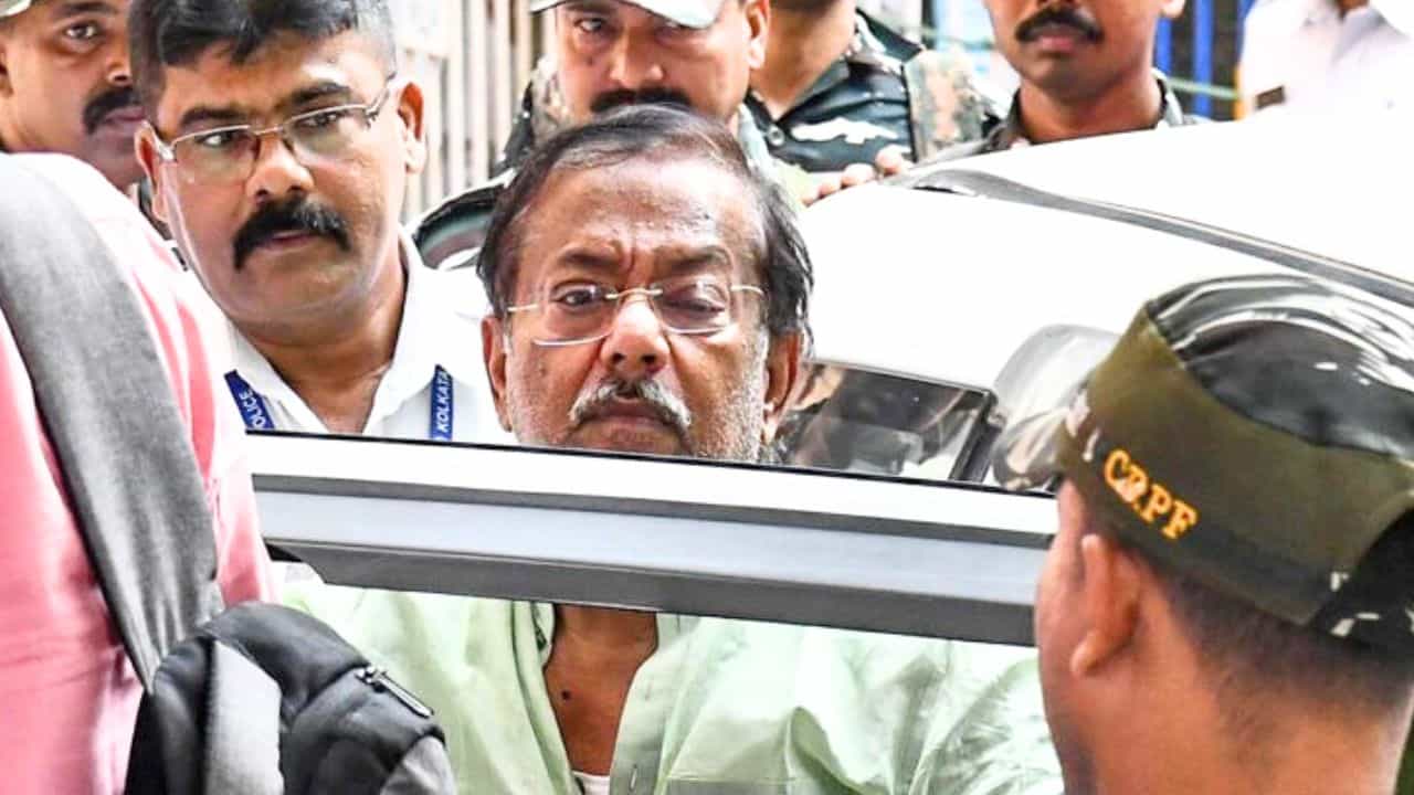 Jyotipriya Mallick: হাইকোর্টে জামিনের আবেদন প্রত্যাহার বালুর, হঠাৎ কী হল? Jyotipriya Mallick: হাইকোর্টে জামিনের আবেদন প্রত্যাহার বালুর, হঠাৎ কী হল?