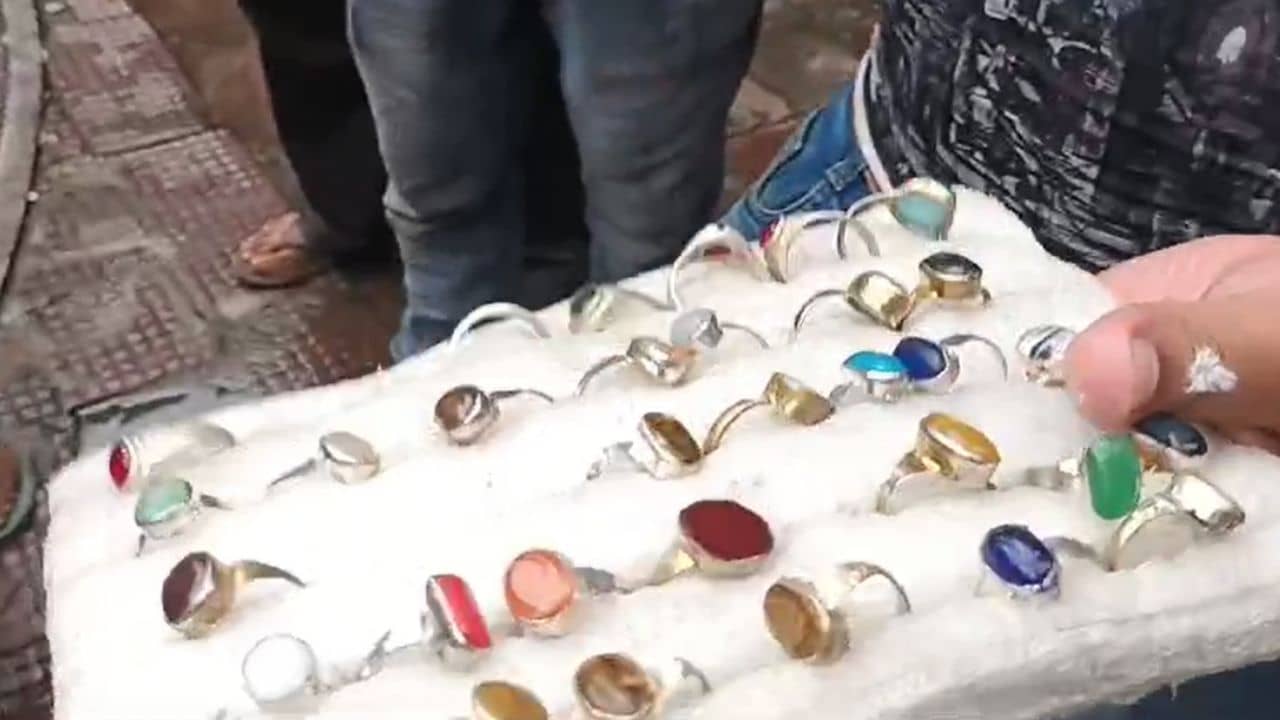 Special Stone: কেরামতি পাথরেই টলবে বিপদ, হামলে পড়ে কিনছিলেনও সকলে; এরপর...