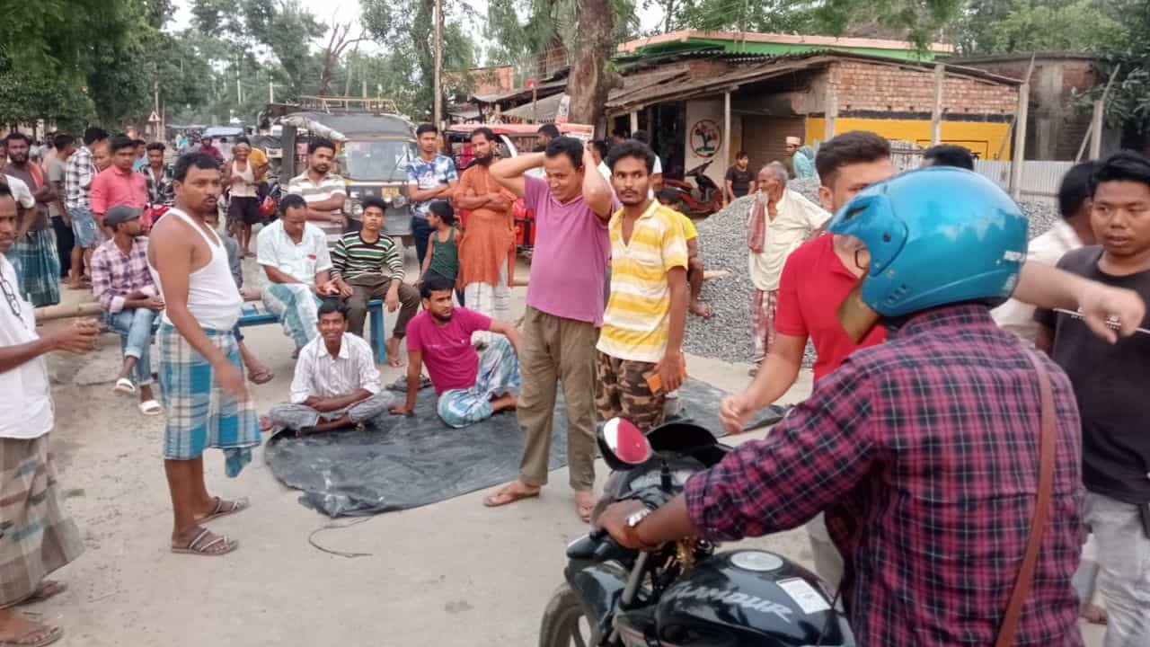 Power Interruption: 'দিনে ৬-৭ ঘণ্টাও কারেন্ট থাকে না, ইয়ার্কি নাকি?', অবরোধে গ্রামবাসীরা Power Interruption: 'দিনে ৬-৭ ঘণ্টাও কারেন্ট থাকে না, ইয়ার্কি নাকি?', অবরোধে গ্রামবাসীরা