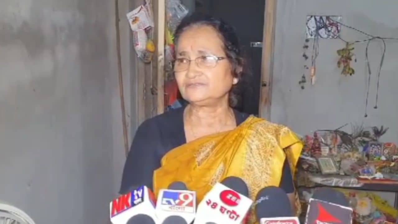 Burdwan: হ্যাশবোল্টে নাইটি ঝুলিয়ে ঘরের ভিতরে এই কাণ্ড! পাড়ায় এমন কখনও ঘটেনি, বলছেন স্থানীয়রা