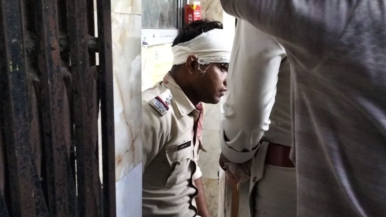 Sandeshkhali: সন্দেশখালিতে রক্ত ঝরল পুলিশের, ফাটল মাথা! Sandeshkhali: সন্দেশখালিতে রক্ত ঝরল পুলিশের, ফাটল মাথা!