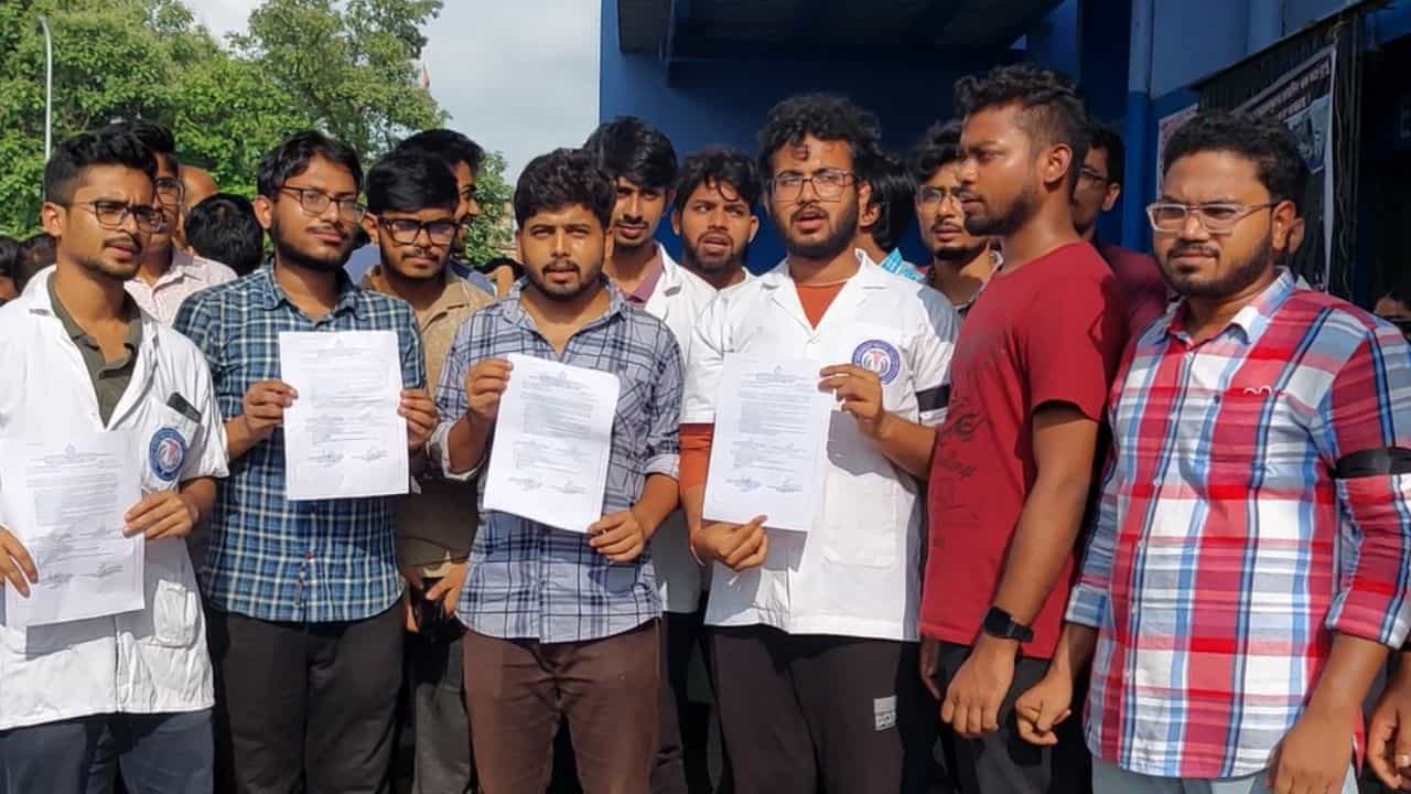 Raigunj Medical College: ভোটের আগে মেডিক্যালে কর্মবিরতি উঠল বটে, তবে রইল শর্তও Raigunj Medical College: ভোটের আগে মেডিক্যালে কর্মবিরতি উঠল বটে, তবে রইল শর্তও