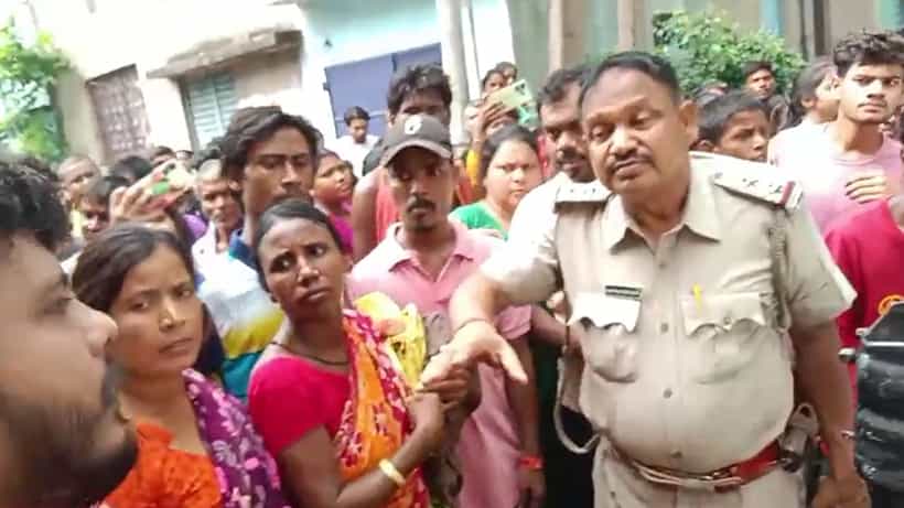 Raniganj: পাড়ায় ঘুরছিলেন এক যুবতী, তিন যুবক... সন্দেহ হতেই রানিগঞ্জে তুলকালাম