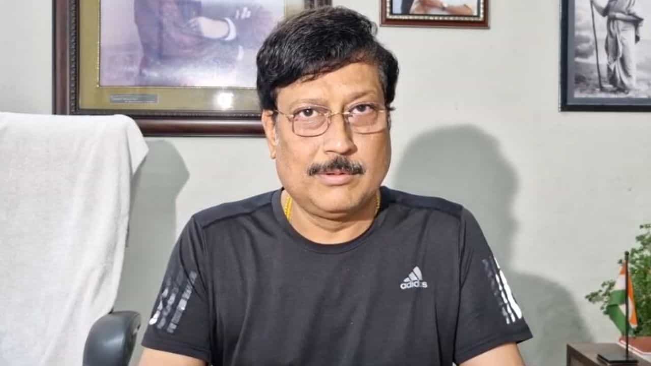 Sabyasachi Dutta: 'দু'টো গাল চড় খেতে খেতে তো লাল হয়ে গেল', কাকে ধুয়ে দিলেন সব্যসাচী? Sabyasachi Dutta: 'দু'টো গাল চড় খেতে খেতে তো লাল হয়ে গেল', কাকে ধুয়ে দিলেন সব্যসাচী?