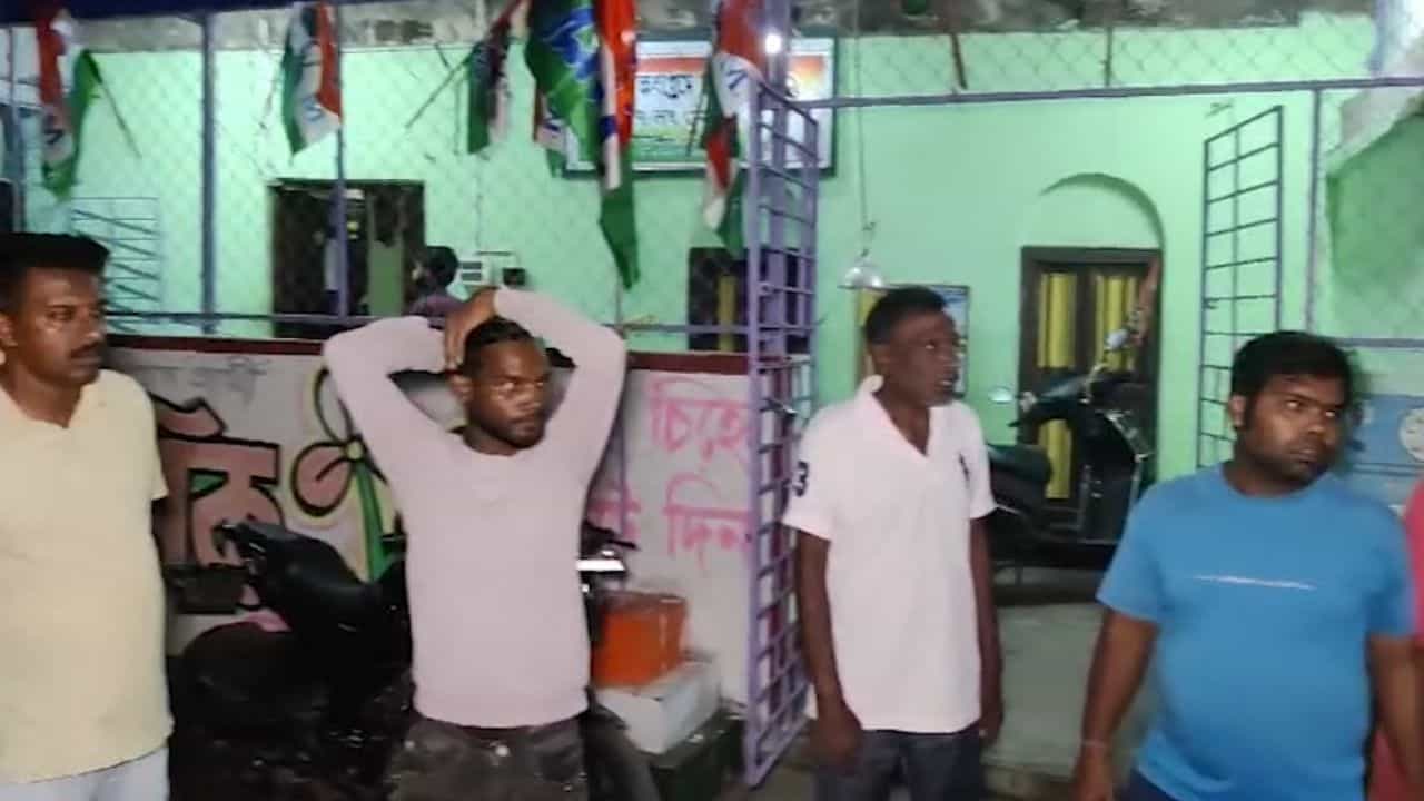Barrackpore: ভোট মিটতেই নৈহাটি-ভাটপাড়ায় বোমাবাজি Barrackpore: ভোট মিটতেই নৈহাটি-ভাটপাড়ায় বোমাবাজি