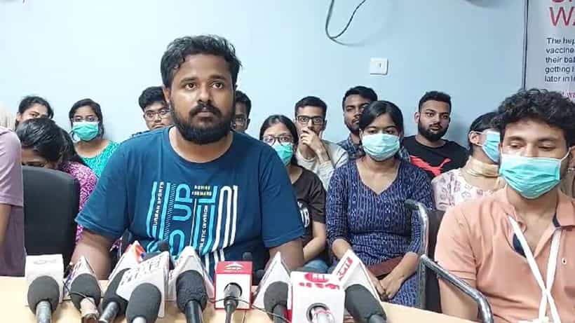North Dinajpur: ওয়ার্ডেই জুনিয়র ডাক্তারদের সঙ্গে ধুন্ধুমার, রায়গঞ্জ মেডিক্যালে কর্মবিরতির ডাক