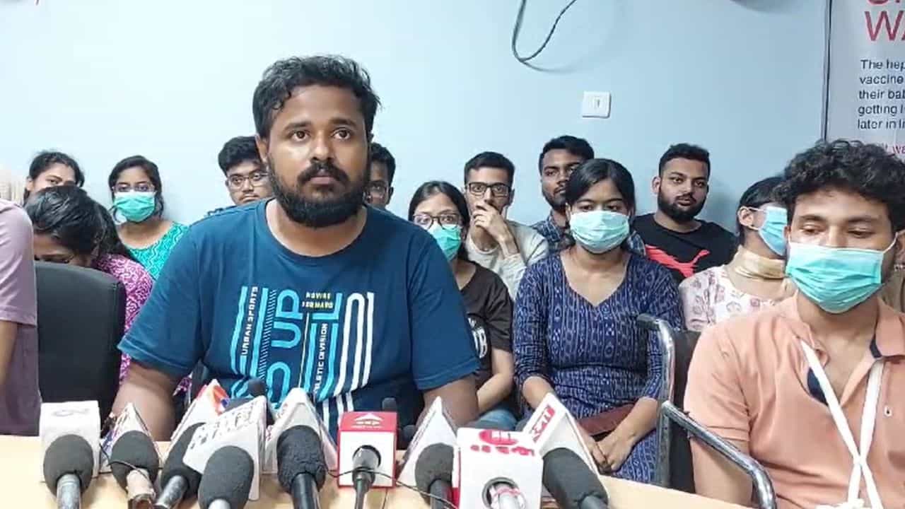 North Dinajpur: ওয়ার্ডেই জুনিয়র ডাক্তারদের সঙ্গে ধুন্ধুমার, রায়গঞ্জ মেডিক্যালে কর্মবিরতির ডাক North Dinajpur: ওয়ার্ডেই জুনিয়র ডাক্তারদের সঙ্গে ধুন্ধুমার, রায়গঞ্জ মেডিক্যালে কর্মবিরতির ডাক