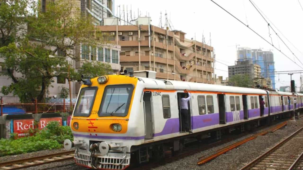 Local Train: বারাসত থেকে বনগাঁ, চলতি সপ্তাহেই বদলে যাচ্ছে একগুচ্ছ ট্রেনের যাত্রা পথ Local Train: বারাসত থেকে বনগাঁ, চলতি সপ্তাহেই বদলে যাচ্ছে একগুচ্ছ ট্রেনের যাত্রা পথ