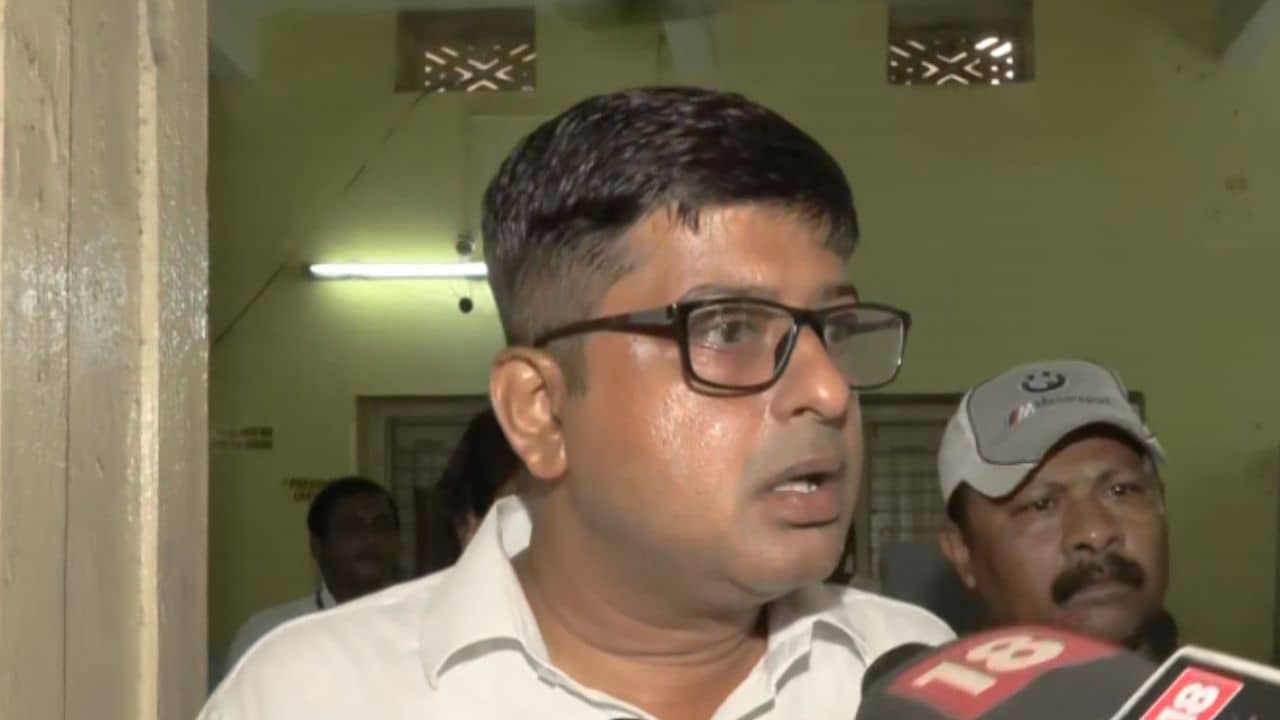 Baranagar Bypoll: আমি সৌগত রায়ের এজেন্ট, যেই না কার্ড দেখতে চেয়েছে সাংবাদিকরা অমনি পাশের দরজা থেকে হাওয়া