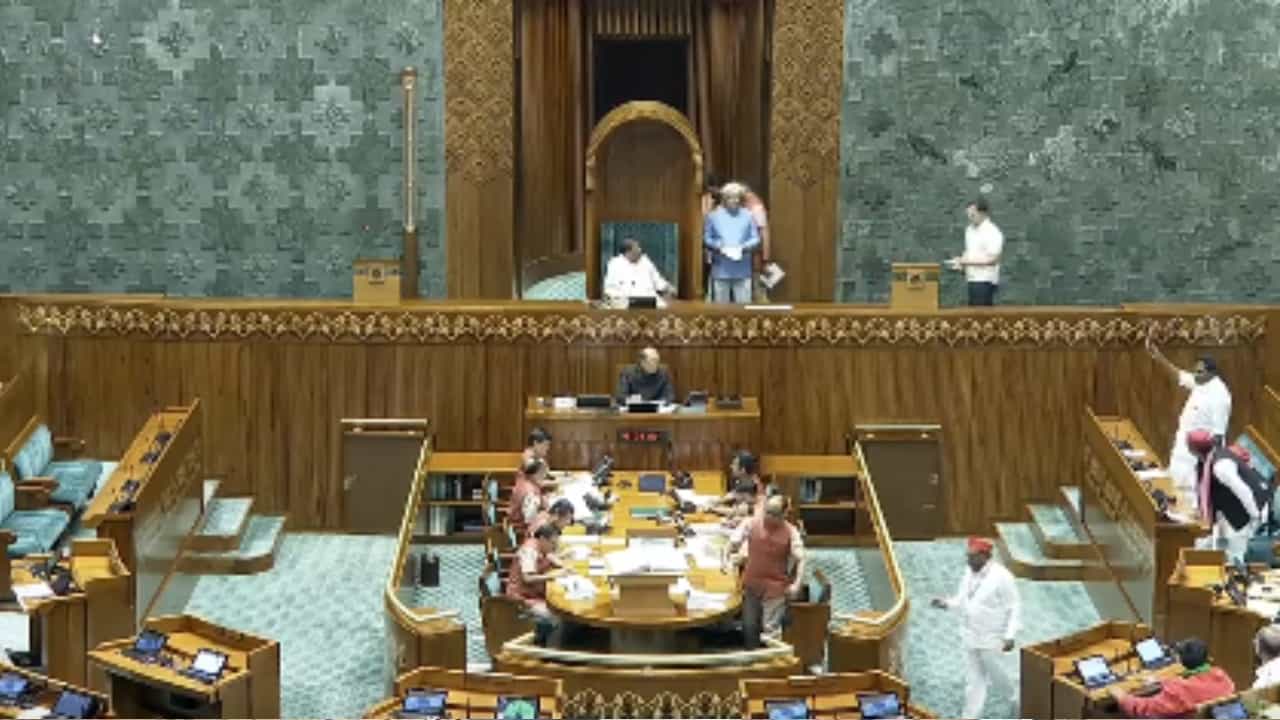 Jai Palestine slogans in Parliament: শপথগ্রহণের সময় লোকসভায় উঠল 'জয় প্যালেস্তাইন' স্লোগান! Jai Palestine slogans in Parliament: শপথগ্রহণের সময় লোকসভায় উঠল 'জয় প্যালেস্তাইন' স্লোগান!