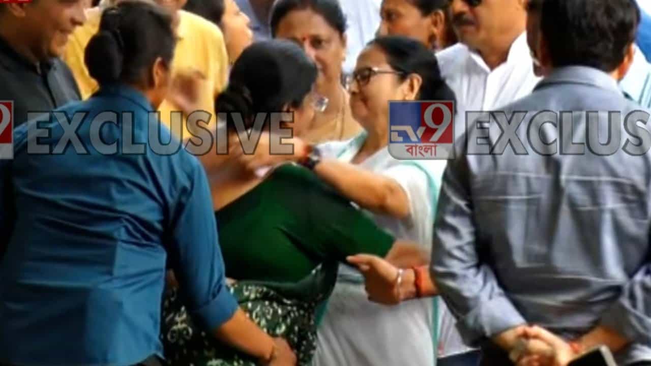 CM Mamata Banerjee: ভোট দিতে গিয়ে ভোটারকে জড়িয়ে ধরলেন মমতা CM Mamata Banerjee: ভোট দিতে গিয়ে ভোটারকে জড়িয়ে ধরলেন মমতা