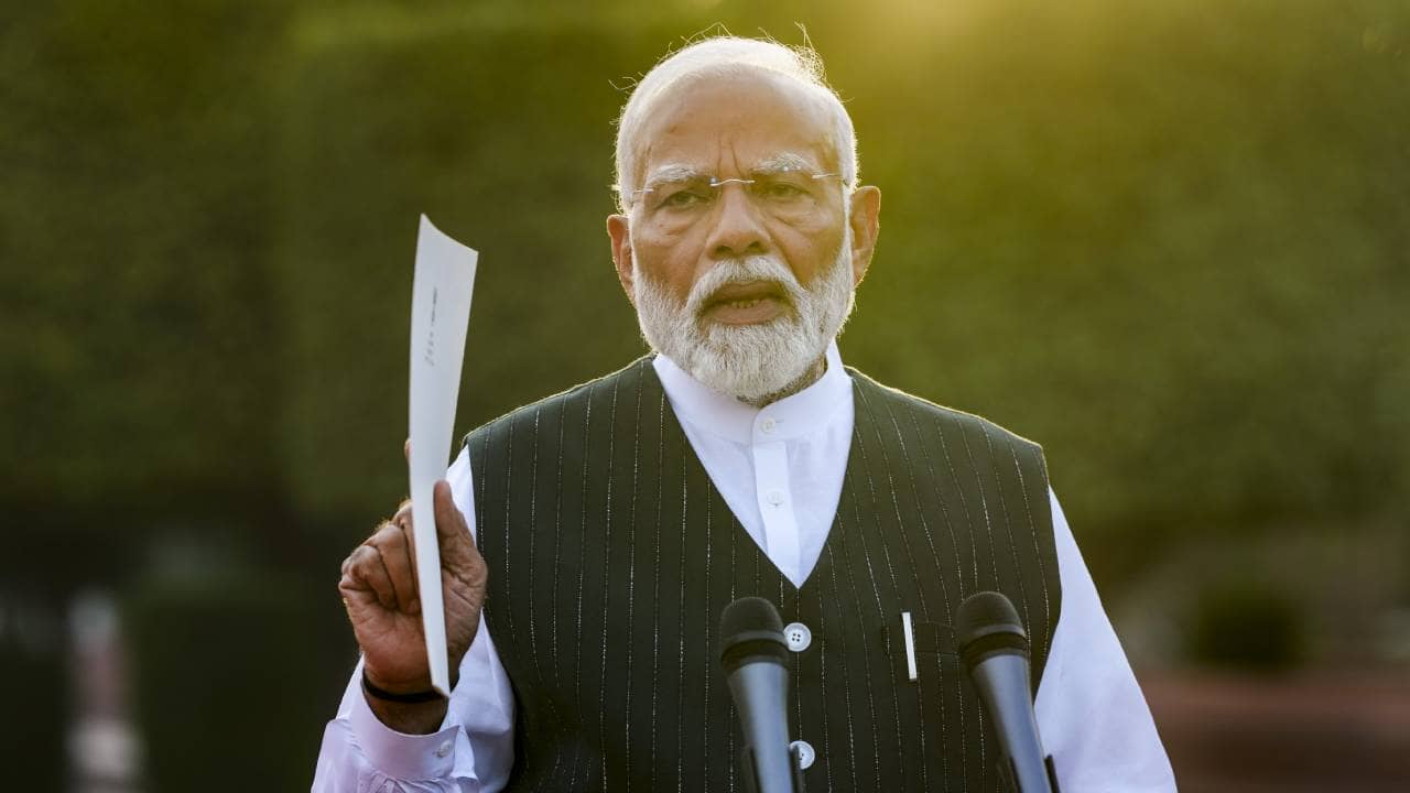 Narendra Modi: আডবাণী, জোশীর আশীর্বাদ নিয়ে রাষ্ট্রপতি ভবনে মোদী