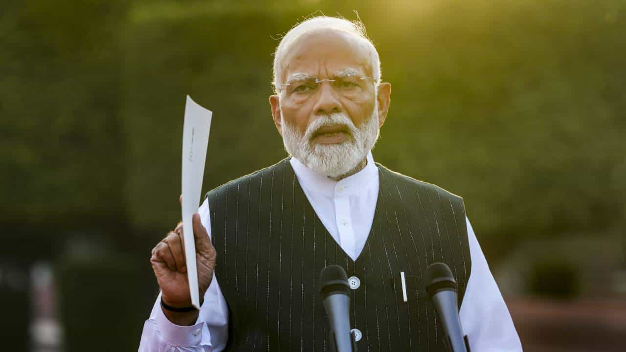 Narendra Modi: আডবাণী, জোশীর আশীর্বাদ নিয়ে রাষ্ট্রপতি ভবনে মোদী Narendra Modi: আডবাণী, জোশীর আশীর্বাদ নিয়ে রাষ্ট্রপতি ভবনে মোদী