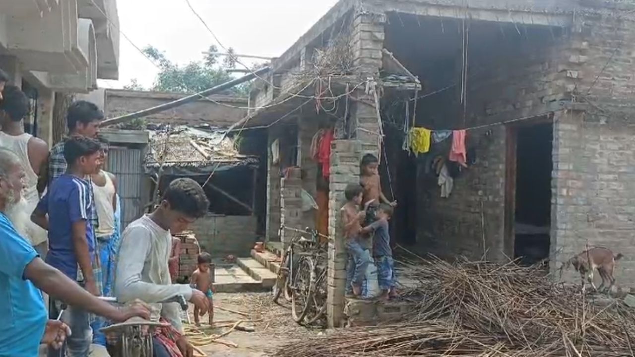 Murshidabad: তৃণমূলের বিজয় মিছিল থেকে পটকা গিয়ে পড়ে কংগ্রেস কর্মীর বাড়ি ছাদে, দাউ দাউ করে জ্বলে ওঠে আগুন