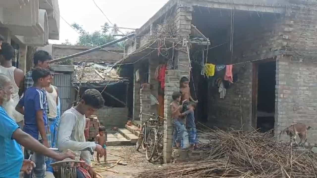 Murshidabad: তৃণমূলের বিজয় মিছিল থেকে পটকা গিয়ে পড়ে কংগ্রেস কর্মীর বাড়ি ছাদে, দাউ দাউ করে জ্বলে ওঠে আগুন Murshidabad: তৃণমূলের বিজয় মিছিল থেকে পটকা গিয়ে পড়ে কংগ্রেস কর্মীর বাড়ি ছাদে, দাউ দাউ করে জ্বলে ওঠে আগুন