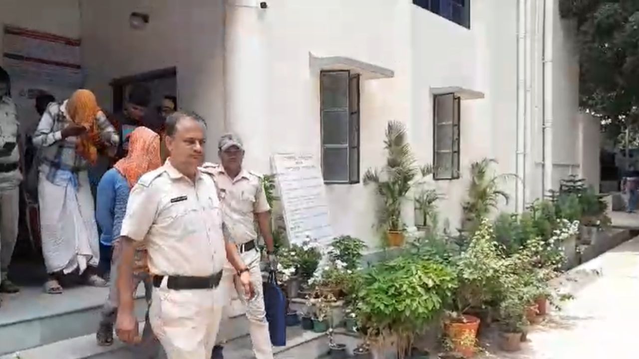 Murshidabad: ভোট পরবর্তী হিংসায় তৃণমূল কর্মী খুনে গ্রেফতার তিন Murshidabad: ভোট পরবর্তী হিংসায় তৃণমূল কর্মী খুনে গ্রেফতার তিন