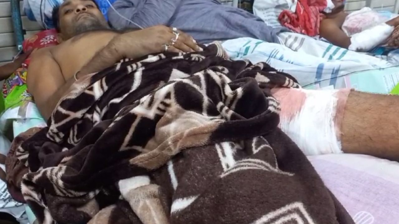 Malda: গ্রিল কেটে ঘরে ঢুকে মুদি ব্যবসায়ীকে গুলি, মাস্ক সরতেই দুষ্কৃতীদের চিনে ফেললেন স্ত্রী Malda: গ্রিল কেটে ঘরে ঢুকে মুদি ব্যবসায়ীকে গুলি, মাস্ক সরতেই দুষ্কৃতীদের চিনে ফেললেন স্ত্রী