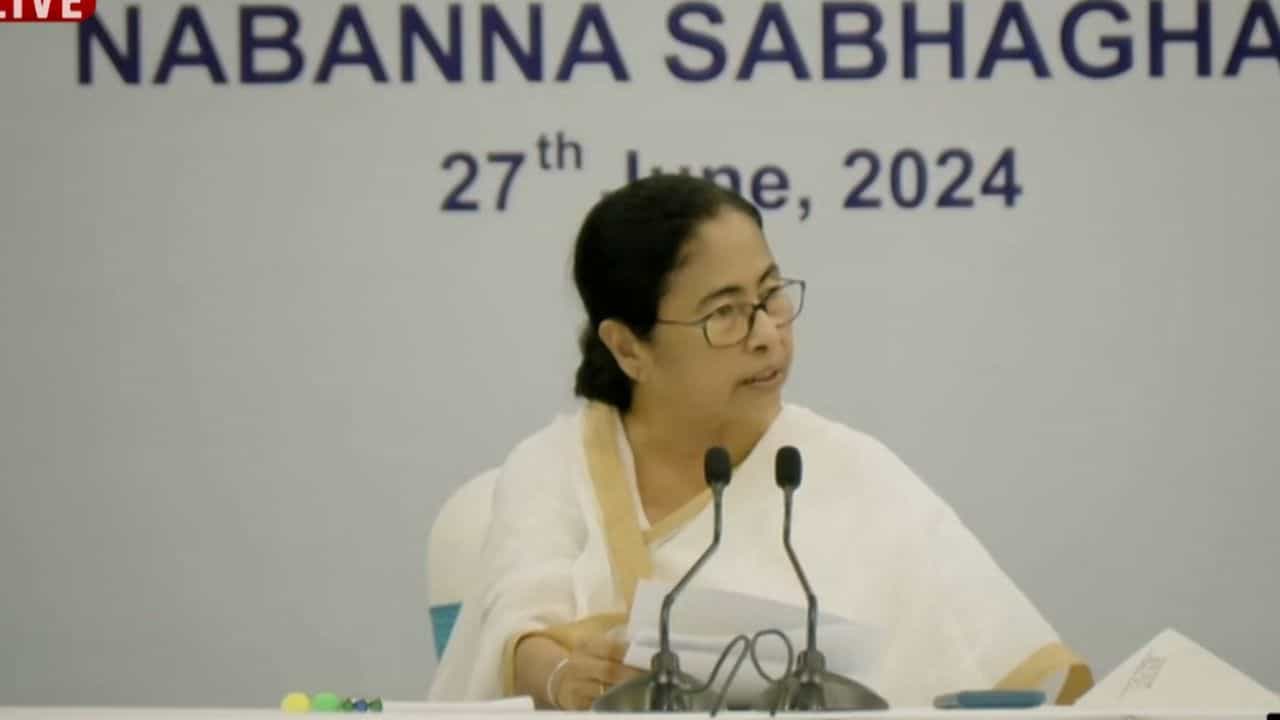 Mamata Banerjee: এক মাসের সময় দিলেন মমতা Mamata Banerjee: এক মাসের সময় দিলেন মমতা