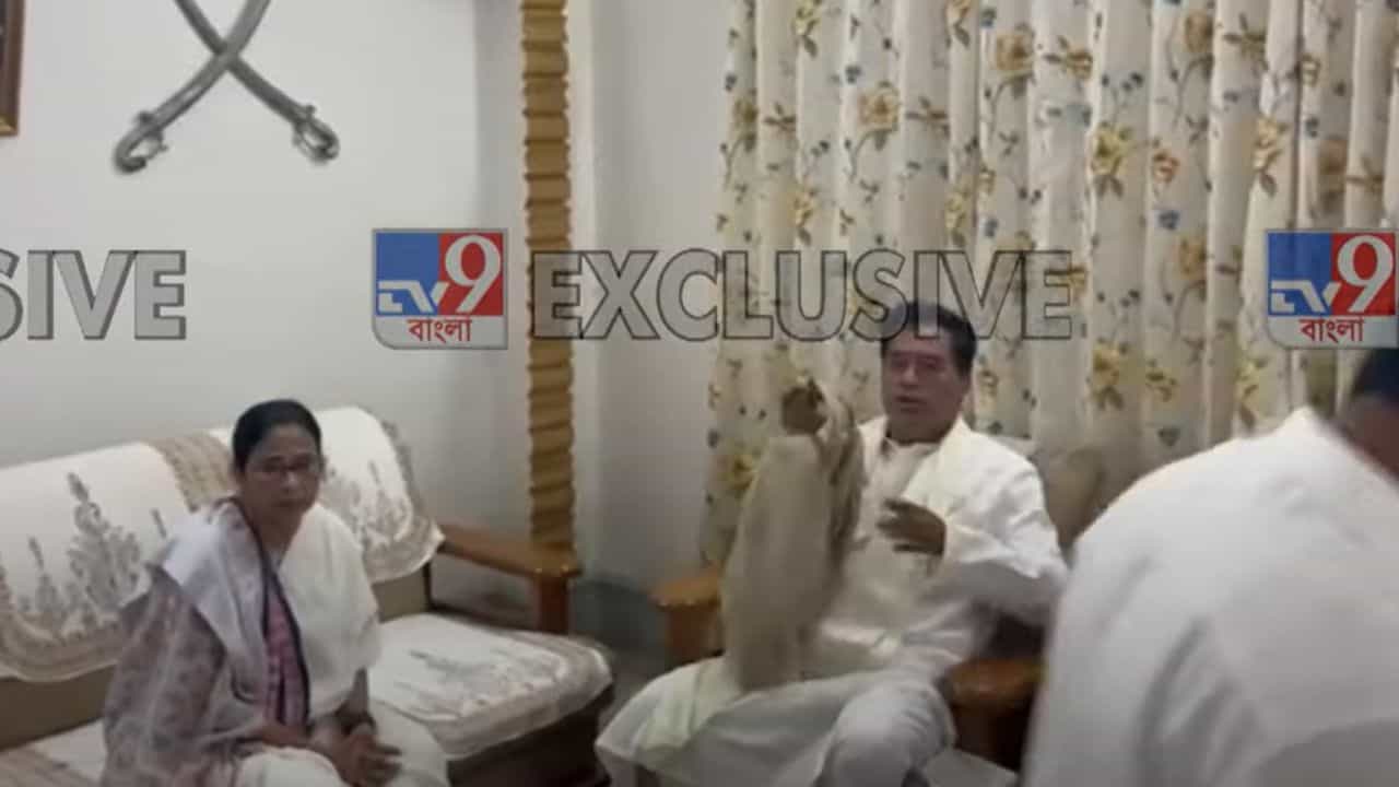 Mamata Banerjee and Ananta Maharaj: মমতার সঙ্গে সাক্ষাৎ ঘিরে বাড়ছে জল্পনা, তৃণমূলের দিকে ঝুঁকছেন অনন্ত মহারাজ? Mamata Banerjee and Ananta Maharaj: মমতার সঙ্গে সাক্ষাৎ ঘিরে বাড়ছে জল্পনা, তৃণমূলের দিকে ঝুঁকছেন অনন্ত মহারাজ?