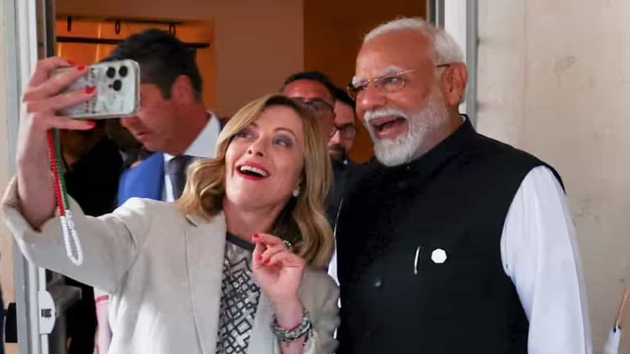 Giorgia Meloni: বাবা কমিউনিস্ট, 'গ্রুপ সেক্স' বিতর্কে পার্টনার, জর্জিয়া মেলোনি কীভাবে হয়ে উঠলেন 'ডানপন্থী' প্রধানমন্ত্রী? Giorgia Meloni: বাবা কমিউনিস্ট, 'গ্রুপ সেক্স' বিতর্কে পার্টনার, জর্জিয়া মেলোনি কীভাবে হয়ে উঠলেন 'ডানপন্থী' প্রধানমন্ত্রী?