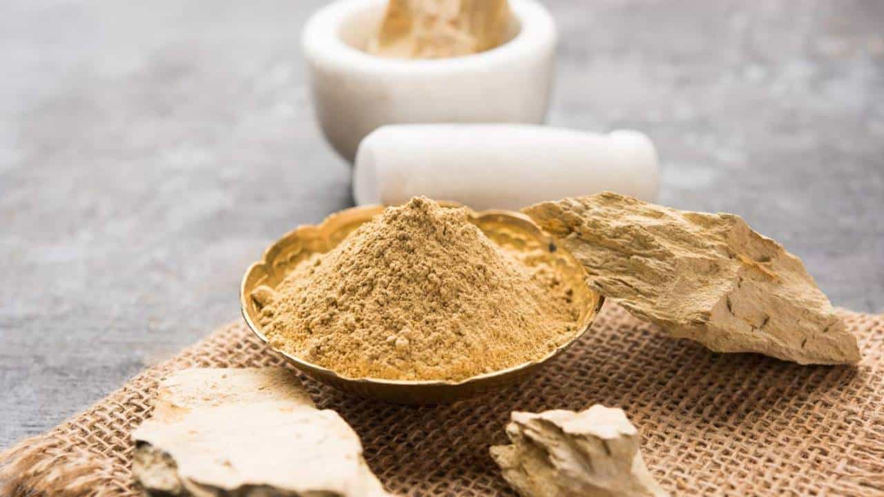 Multani mitti: মুলতানি মাটি লাগিয়ে উপকারের বদলে ক্ষতিও হতে পারে! কাদের এটা লাগানো উচিত নয়? Multani mitti: মুলতানি মাটি লাগিয়ে উপকারের বদলে ক্ষতিও হতে পারে! কাদের এটা লাগানো উচিত নয়?