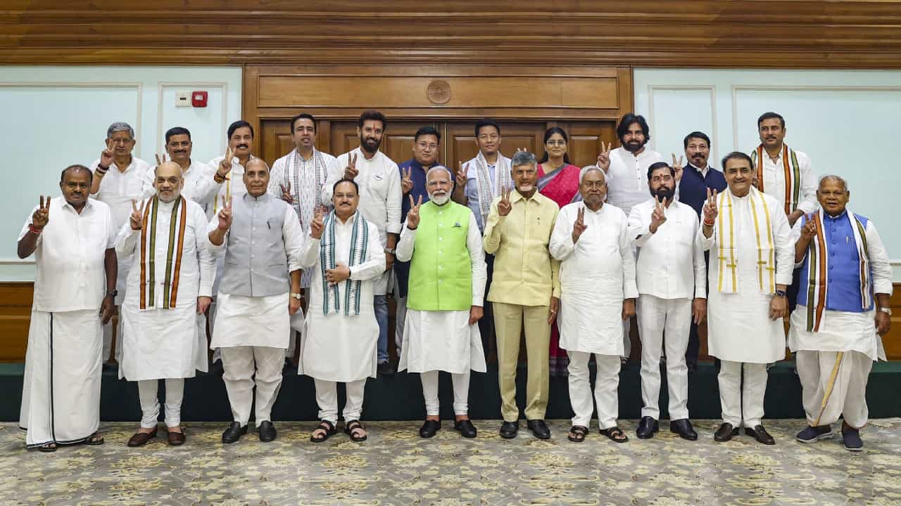 NDA meeting: মোদীর ঠিক পাশেই 'এন ফ্যাক্টর', কী হল এনডিএ-র বৈঠকে? NDA meeting: মোদীর ঠিক পাশেই 'এন ফ্যাক্টর', কী হল এনডিএ-র বৈঠকে?