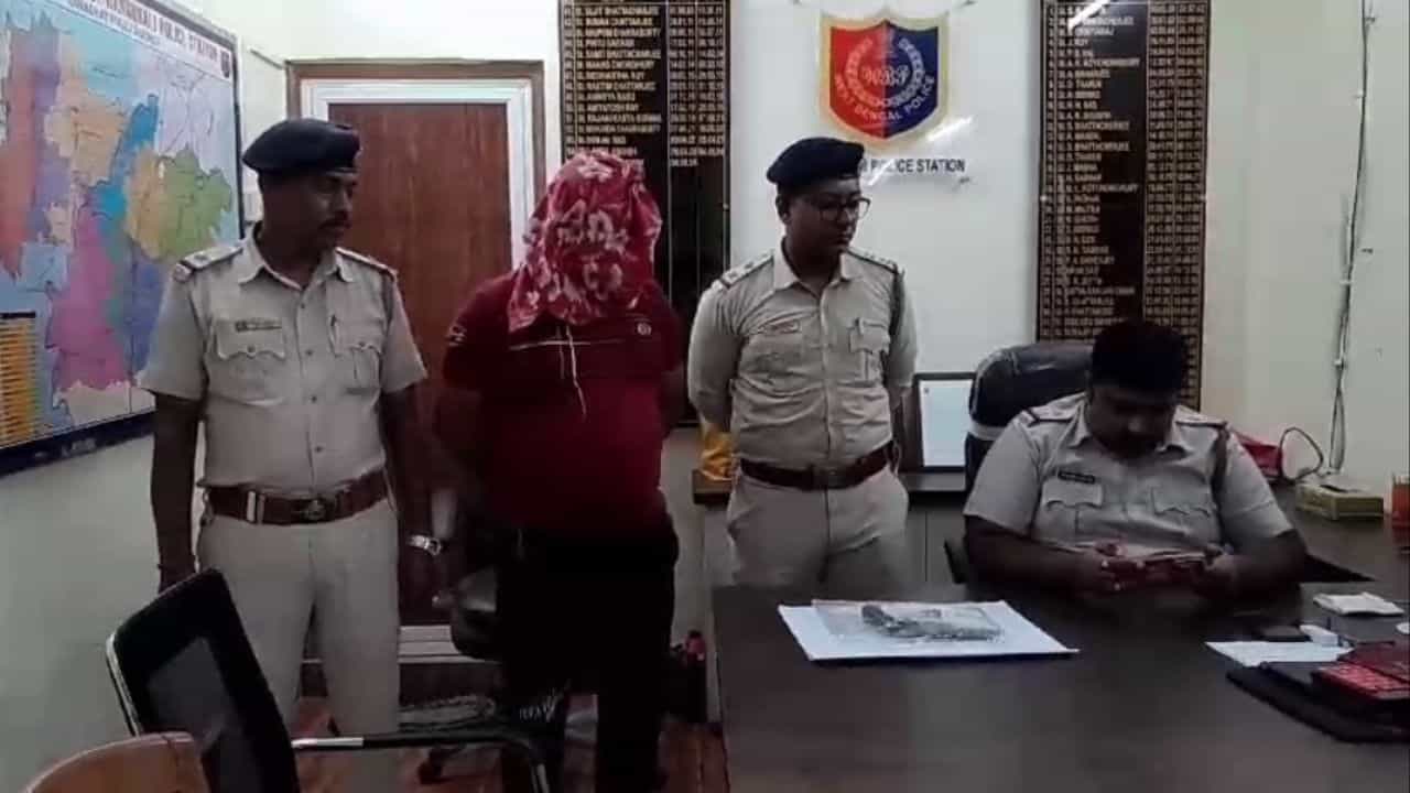 Fake Police: পুলিশ সেজে আগ্নেয়াস্ত্র নিয়ে দাপাদাপি, নদিয়ায় গ্রেফতার Fake Police: পুলিশ সেজে আগ্নেয়াস্ত্র নিয়ে দাপাদাপি, নদিয়ায় গ্রেফতার