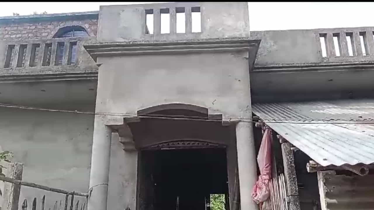 Nadia: স্ত্রীকে পছন্দ হয়নি মায়ের, ভালবাসার টানে জামাইষষ্ঠীর সকালে ছেলে-বউয়ের সিদ্ধান্তে গোটা পাড়া ভেঙে পড়ল এক চিলতে ঘরে Nadia: স্ত্রীকে পছন্দ হয়নি মায়ের, ভালবাসার টানে জামাইষষ্ঠীর সকালে ছেলে-বউয়ের সিদ্ধান্তে গোটা পাড়া ভেঙে পড়ল এক চিলতে ঘরে