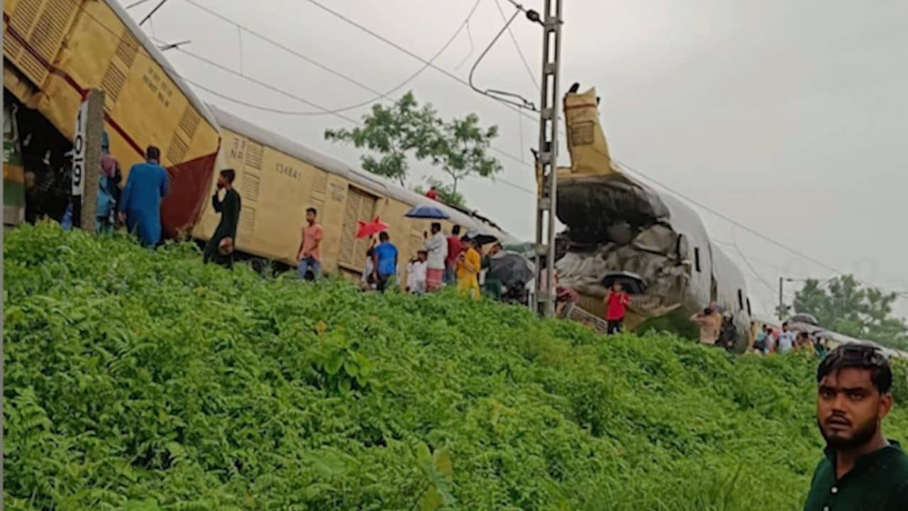 Train Accident: ইঞ্জিনের ওপর উঠল বগি, ছিটকে গিয়ে দুমড়ে গিয়েছে কামরা, ভয়ঙ্কর দুর্ঘটনা শিয়ালদহগামী কাঞ্চনজঙ্ঘা এক্সপ্রেসে
