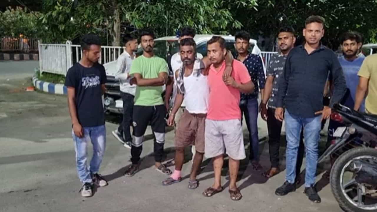Newtown: 'কারণই তো বুঝতে পারছি না কী হল...', নিউটাউনে দলীয় কার্যালয়ের সামনেই গোষ্ঠী-কাঁটায় রক্তাক্ত তৃণমূল কর্মী Newtown: 'কারণই তো বুঝতে পারছি না কী হল...', নিউটাউনে দলীয় কার্যালয়ের সামনেই গোষ্ঠী-কাঁটায় রক্তাক্ত তৃণমূল কর্মী
