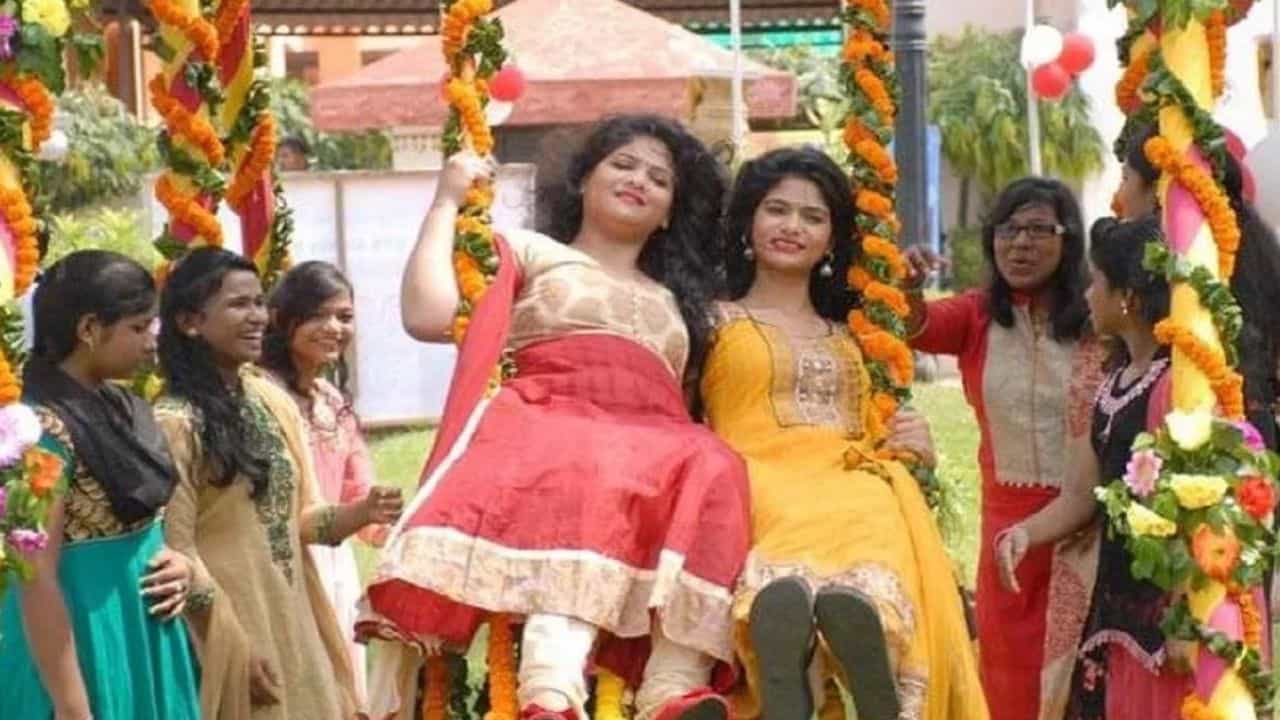 Raja Parba Menstruation Festival: কোনও কাজ নয়, তিনদিন খালি পায়ে চলেন মহিলারা, খাবার তৈরি করেন পুরুষরা, কেন এই রীতি ওড়িশায়? Raja Parba Menstruation Festival: কোনও কাজ নয়, তিনদিন খালি পায়ে চলেন মহিলারা, খাবার তৈরি করেন পুরুষরা, কেন এই রীতি ওড়িশায়?