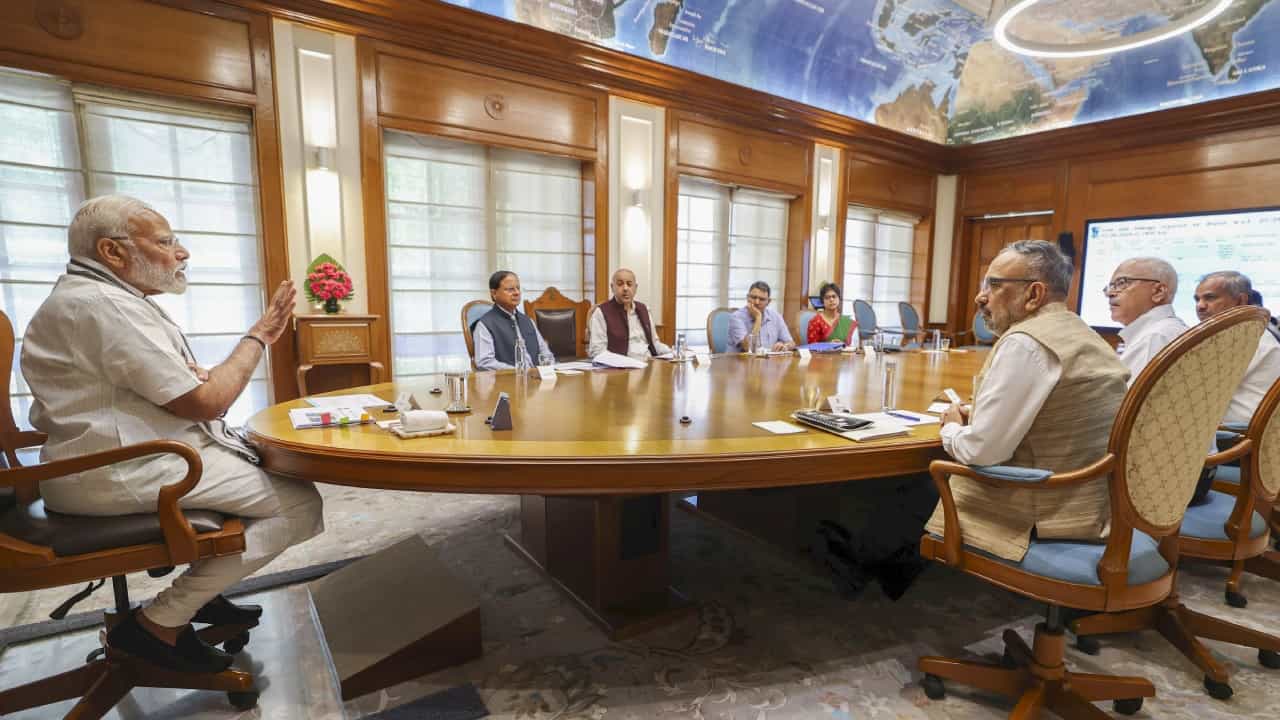 PM Modi: ধ্যান সেরে ফিরেই অ্যাকশনে মোদী, একের পর এক বৈঠক, কী হল সেখানে? PM Modi: ধ্যান সেরে ফিরেই অ্যাকশনে মোদী, একের পর এক বৈঠক, কী হল সেখানে?