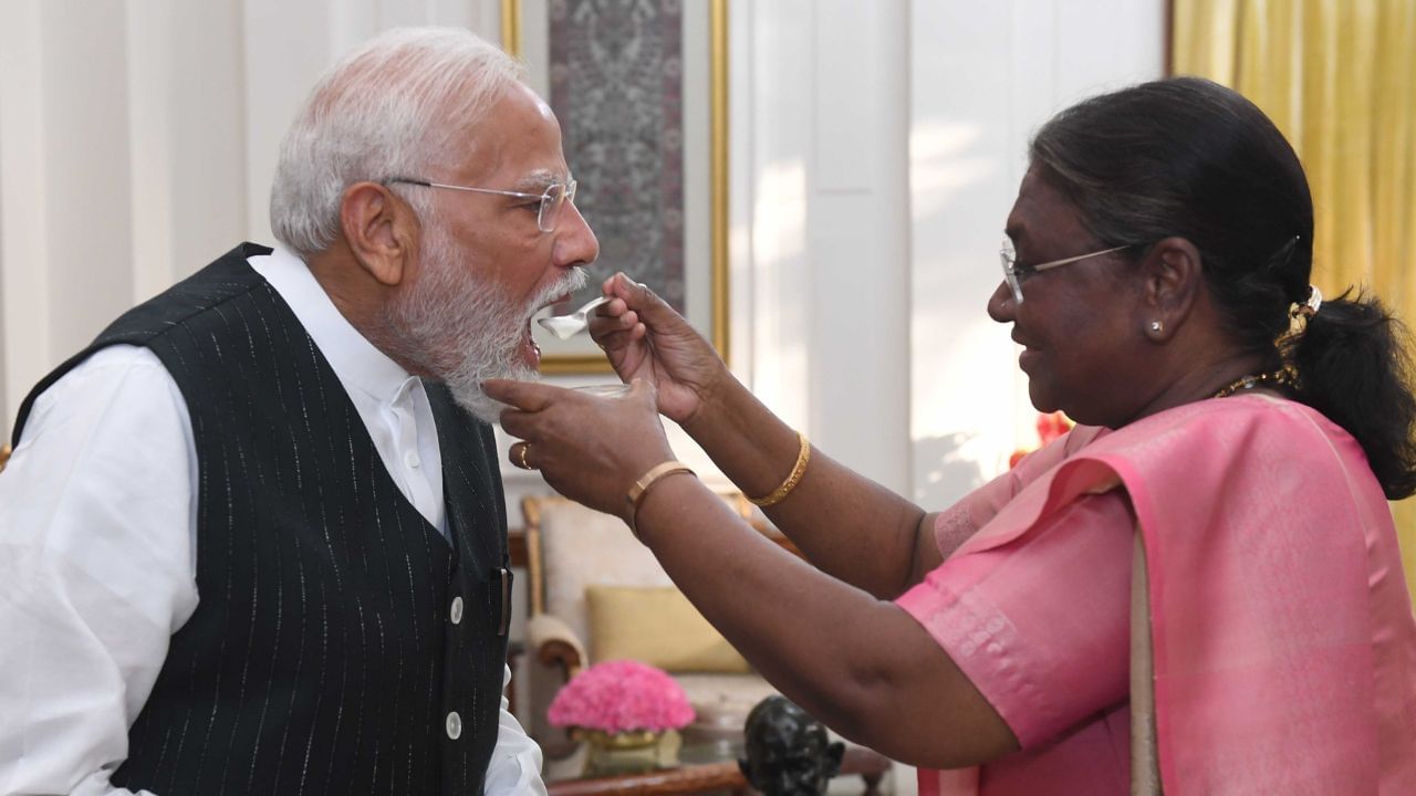 President Murmu offers symbolic “Dahi-Cheeni” blessing to PM Modi: শপথের আগে মোদীকে 'দই-চিনি' খাওয়ালেন রাষ্ট্রপতি মুর্মু