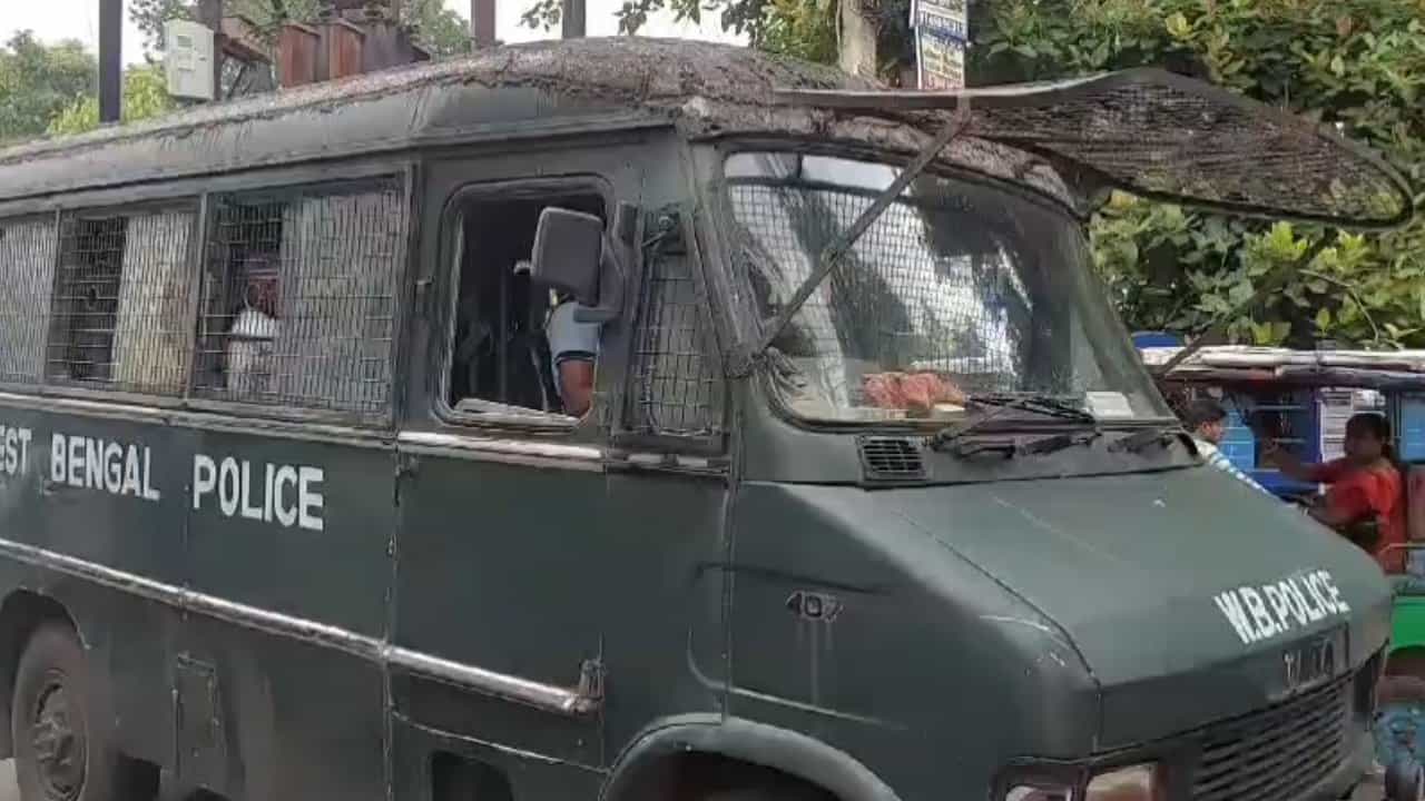 Trinamool Congress: পার্টি অফিস কার? একে অপরকে মেরে রক্তারক্তি কাণ্ড তৃণমূল কর্মীদের, জেলেও ঠাঁই হল কয়েকজনের Trinamool Congress: পার্টি অফিস কার? একে অপরকে মেরে রক্তারক্তি কাণ্ড তৃণমূল কর্মীদের, জেলেও ঠাঁই হল কয়েকজনের