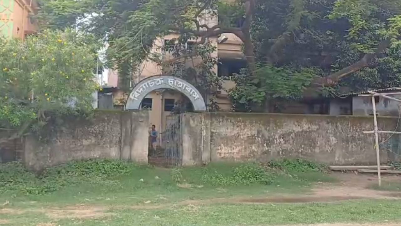 Raiganj: গেটের সঙ্গে নিরাপত্তারক্ষীকে বেঁধে স্কুলের হস্টেল সাফ করল চোরের দল Raiganj: গেটের সঙ্গে নিরাপত্তারক্ষীকে বেঁধে স্কুলের হস্টেল সাফ করল চোরের দল