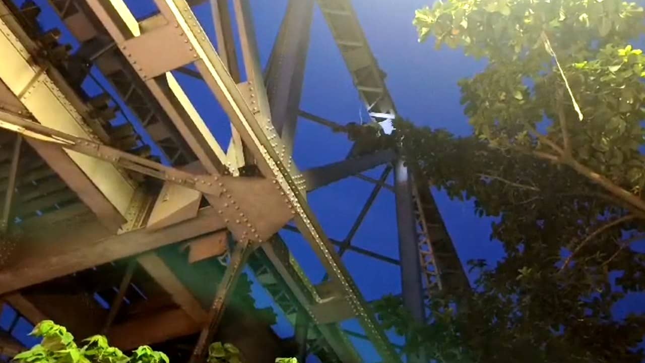 Purba Medinipur: আইফোন চাই, ব্রিজের মাথায় উঠে ‘ধরনায়’ যুবক