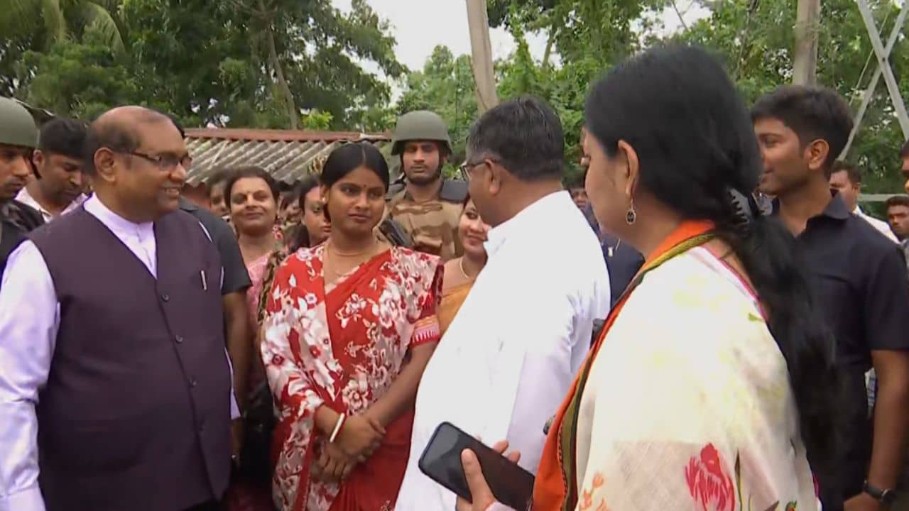 Sandeshkhali: ওঁ একজন বাঘিনী, অনেক দূর এগোবে, সন্দেশখালিতে দাঁড়িয়ে রেখা পাত্রকে নিয়ে এবার বড় ইঙ্গিত দিয়ে গেল বিজেপি কেন্দ্রীয় টিম