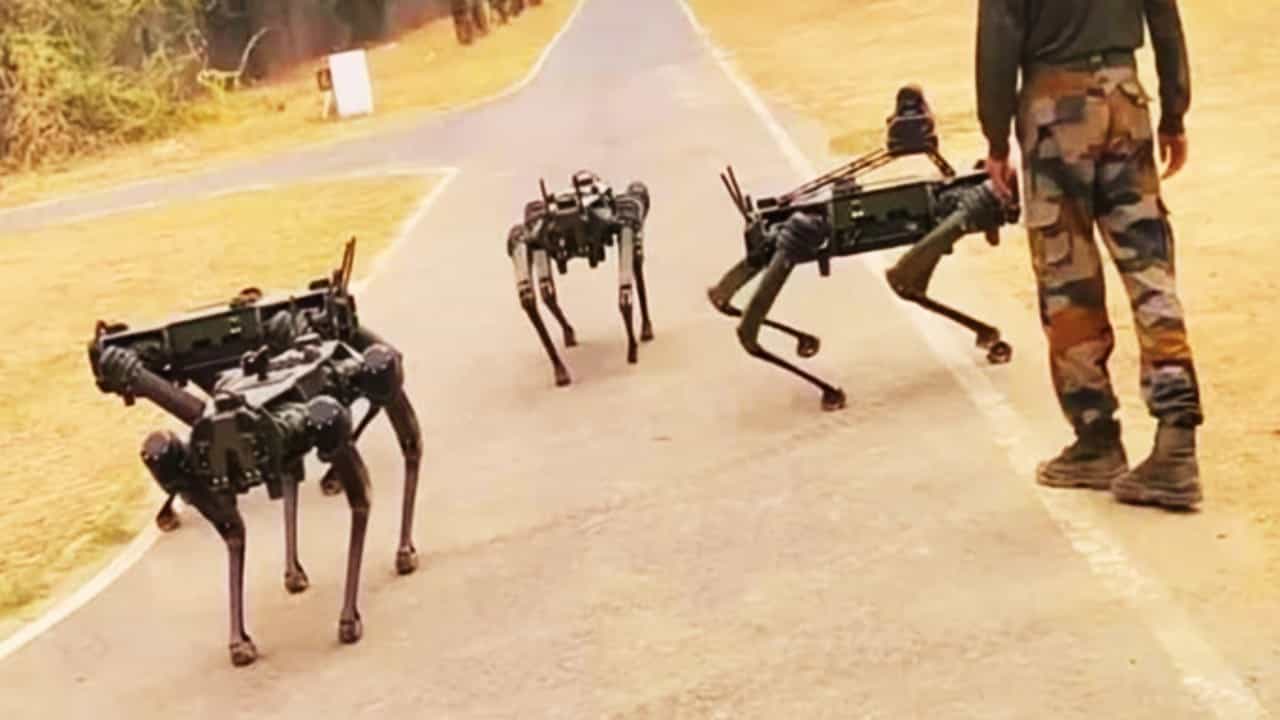 Remote-Controlled MULE Robot Dogs: বদলে যাবে যুদ্ধটাই, শিগগিরই ভারতীয় সেনাবাহিনীতে যোগ দিচ্ছে 'চার পায়ের সৈনিক'! Remote-Controlled MULE Robot Dogs: বদলে যাবে যুদ্ধটাই, শিগগিরই ভারতীয় সেনাবাহিনীতে যোগ দিচ্ছে 'চার পায়ের সৈনিক'!