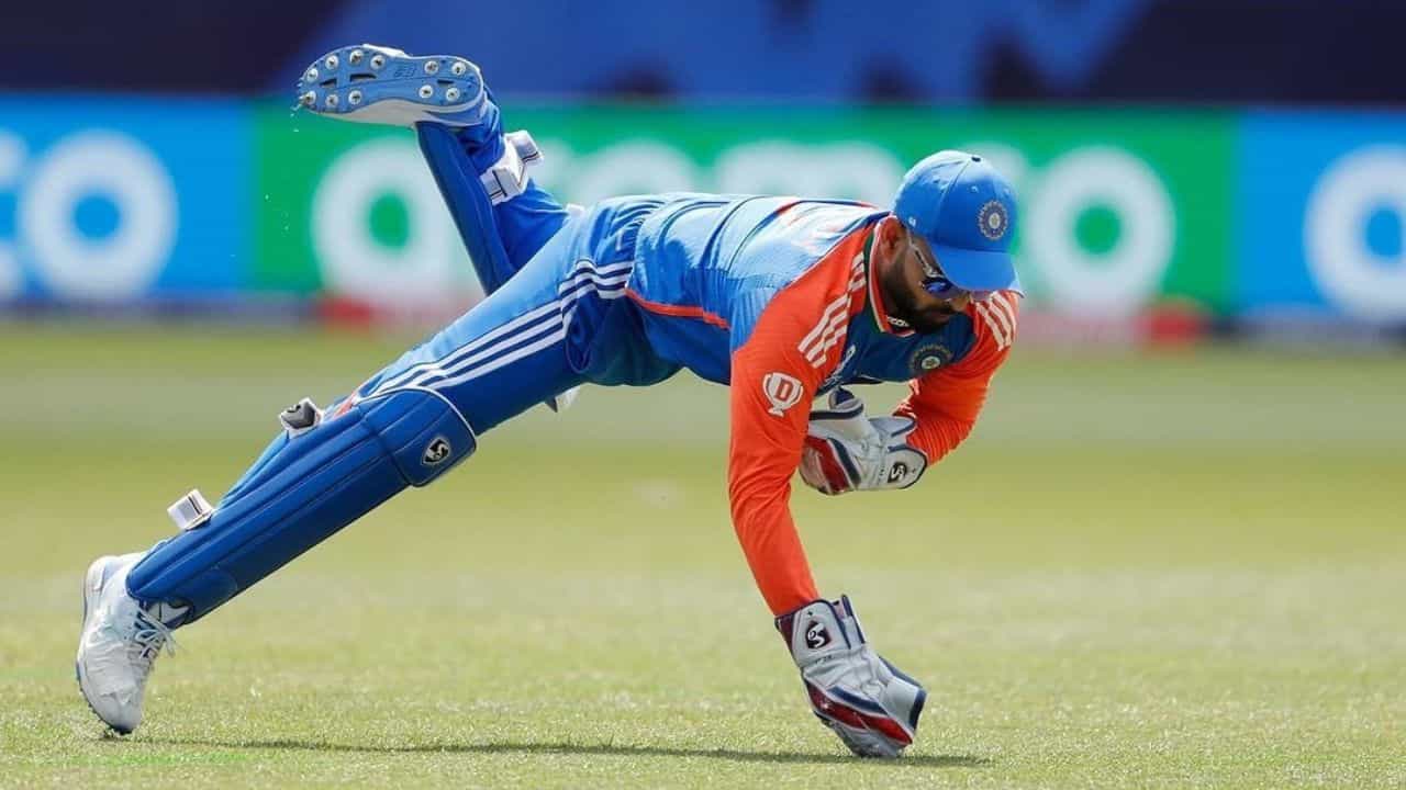 Rishabh Pant: আমেদাবাদের সাইলেন্সের জবাবে ১৪০ কোটির গর্জন... প্রত্যয়ী ঋষভ পন্থ Rishabh Pant: আমেদাবাদের সাইলেন্সের জবাবে ১৪০ কোটির গর্জন... প্রত্যয়ী ঋষভ পন্থ
